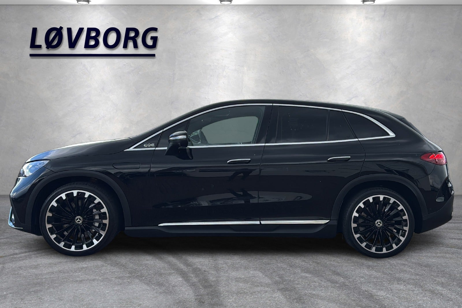 Sort Mercedes EQE500 SUV fra 2023