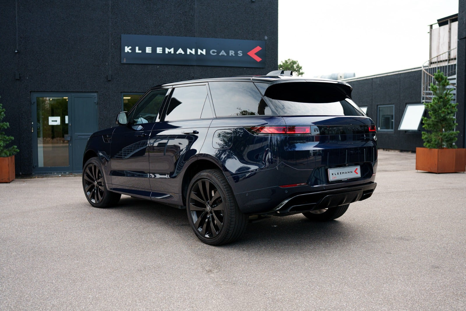 Blå Land Rover Range Rover sport fra 2023