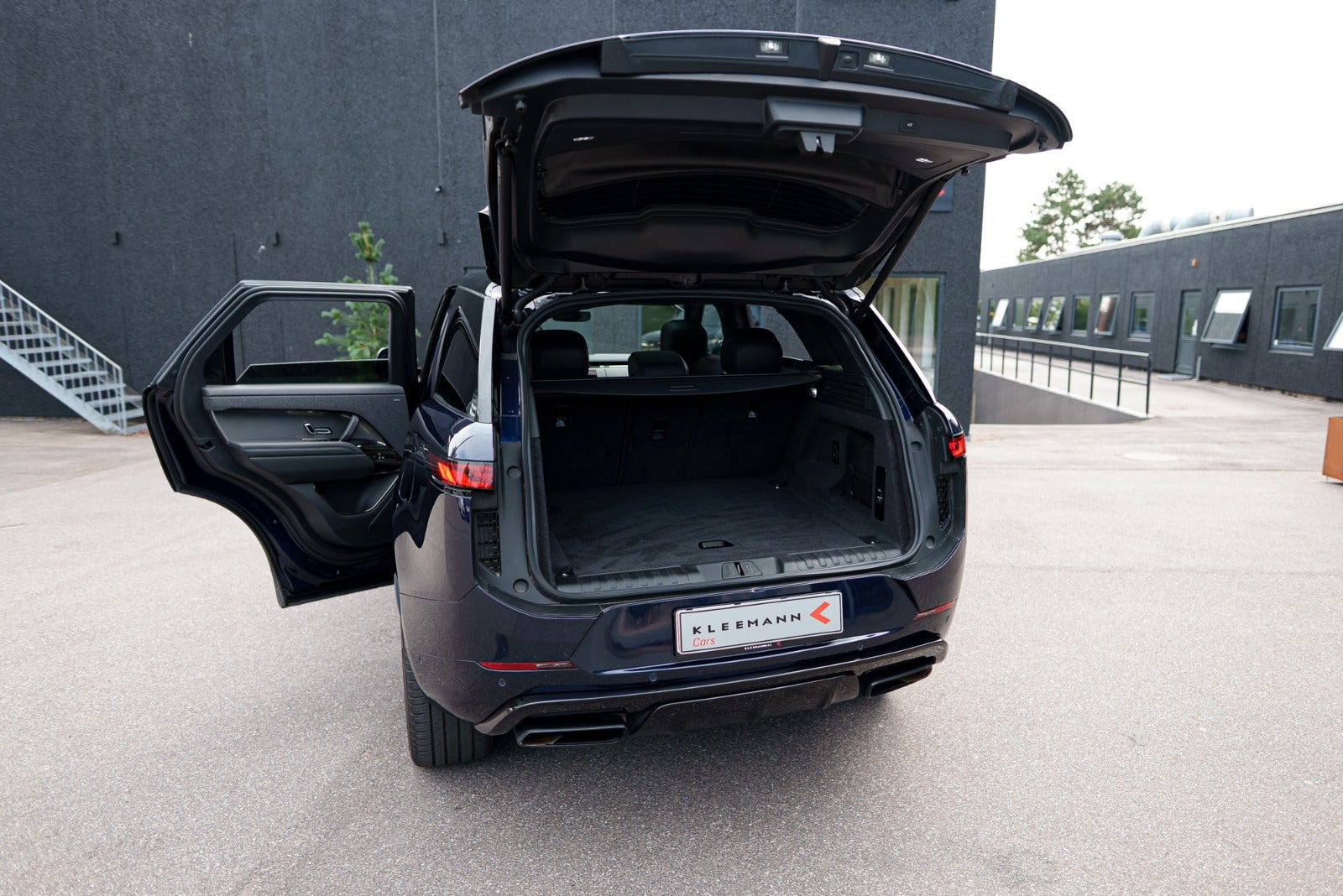 Blå Land Rover Range Rover sport fra 2023