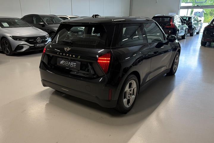 Sort Mini Cooper SE fra 2024