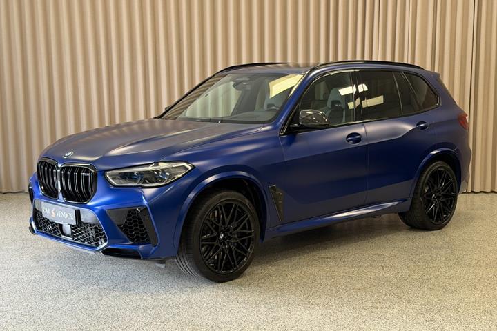 Blå BMW X5 fra 2021 set udefra