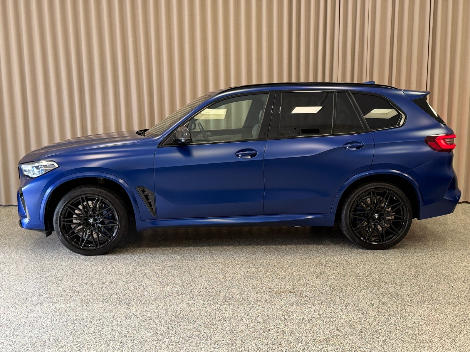 Blå BMW X5 fra 2021