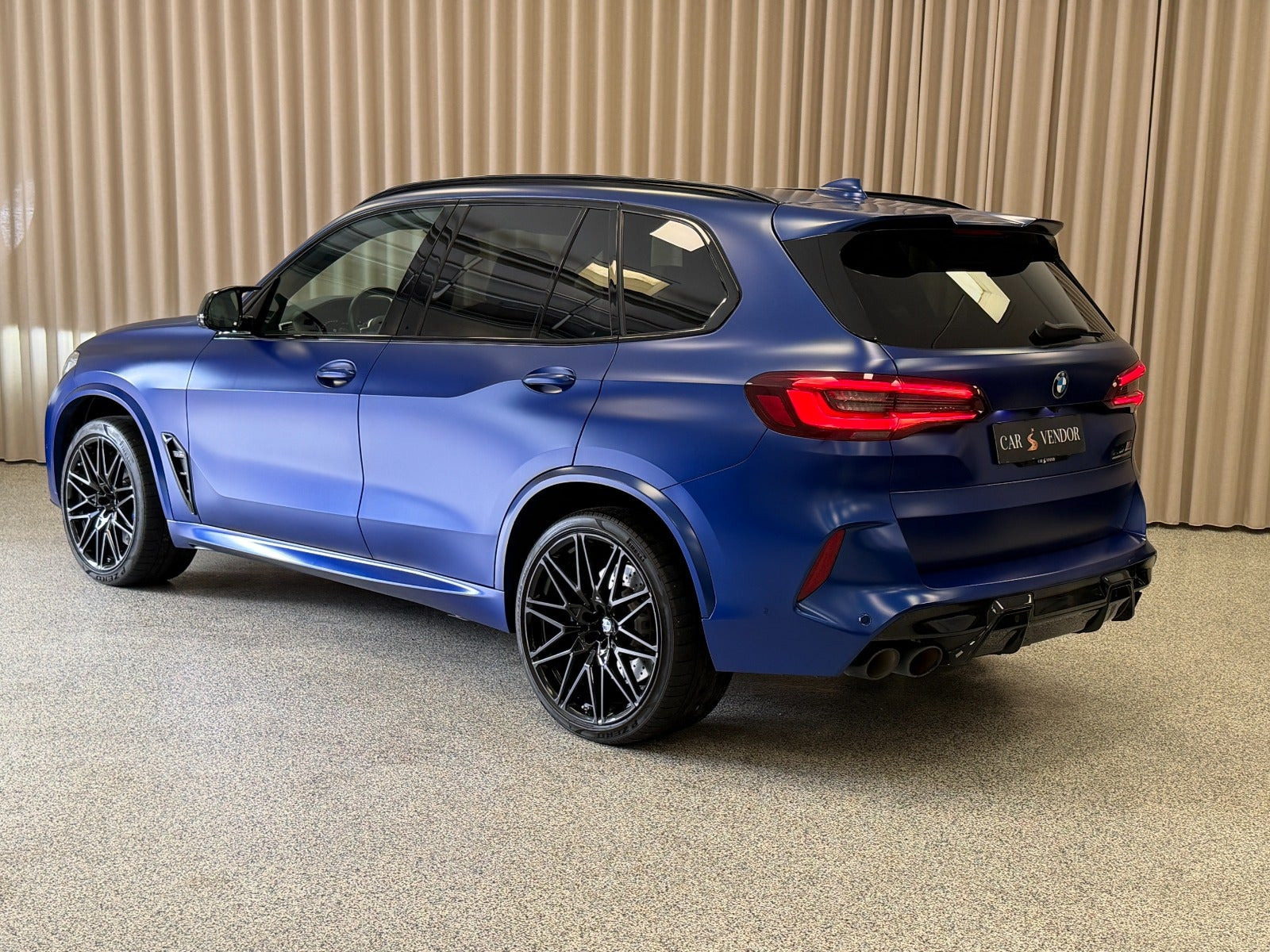 Blå BMW X5 fra 2021