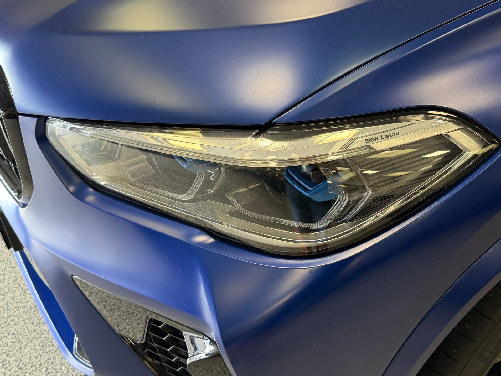 Blå BMW X5 fra 2021