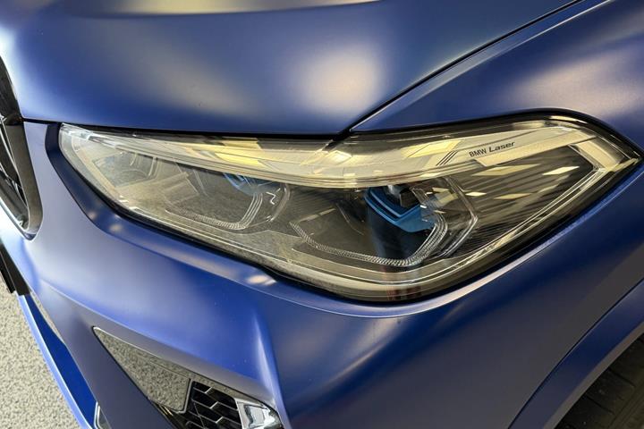 Blå BMW X5 fra 2021
