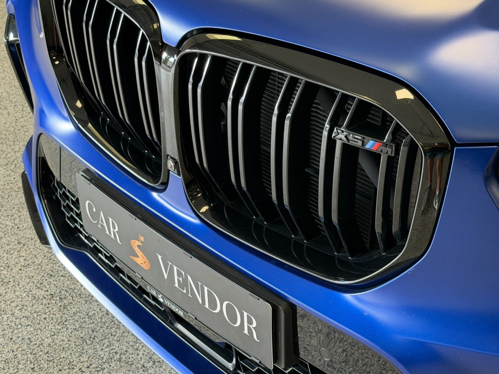 Blå BMW X5 fra 2021