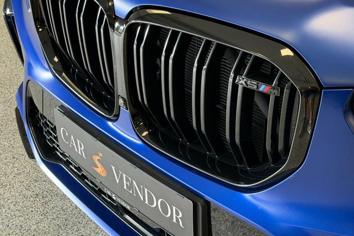 Blå BMW X5 fra 2021