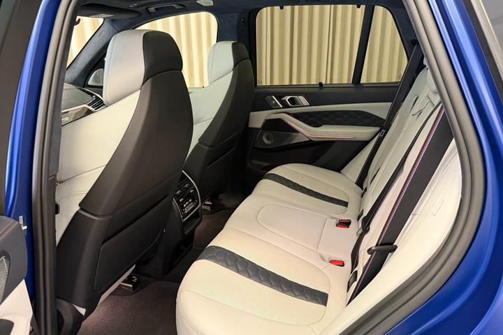 Blå BMW X5 fra 2021