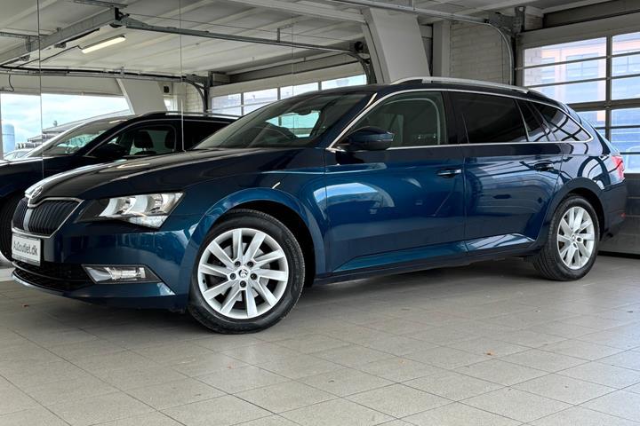 Blå Skoda Superb fra 2017
