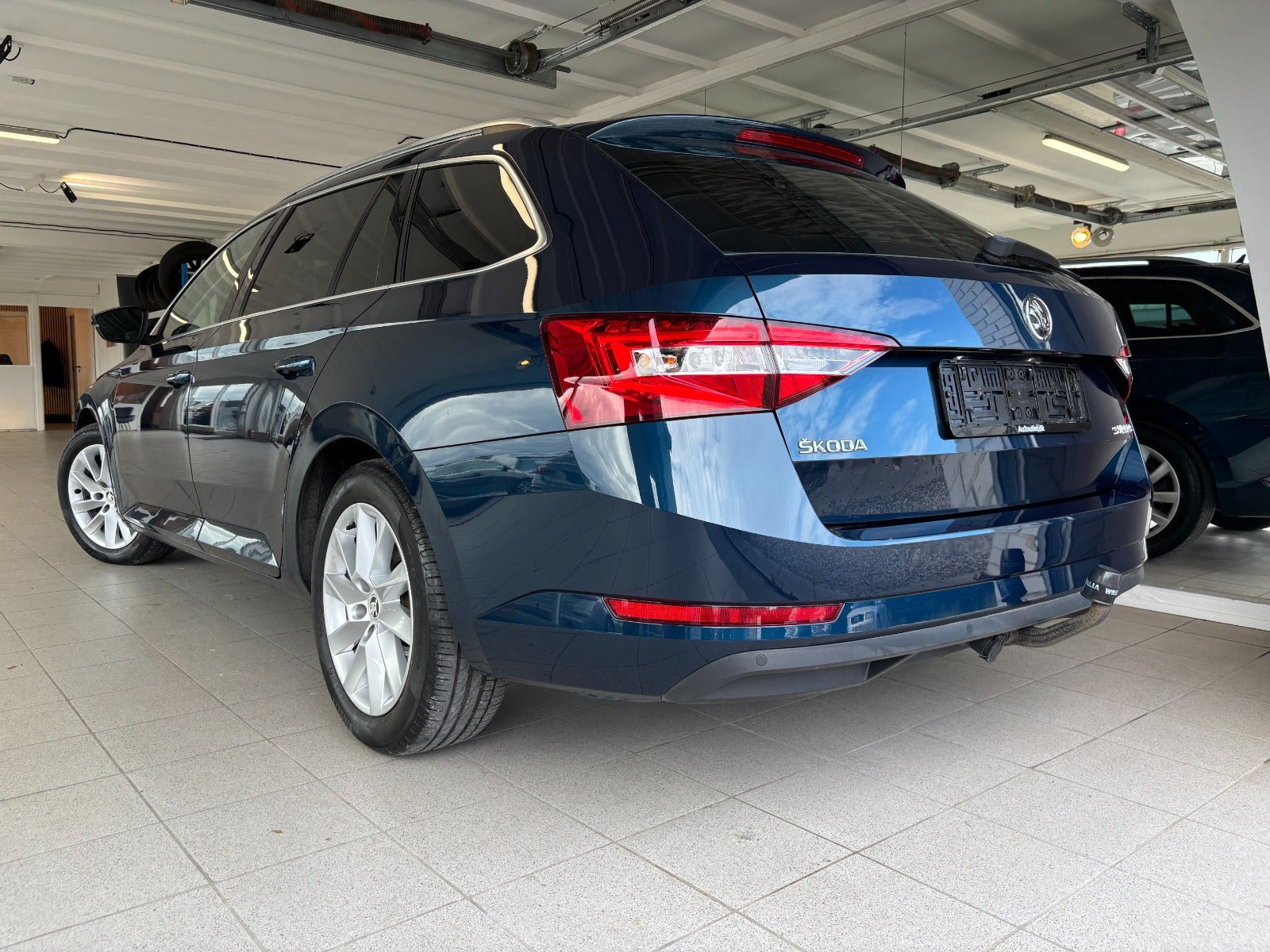 Blå Skoda Superb fra 2017