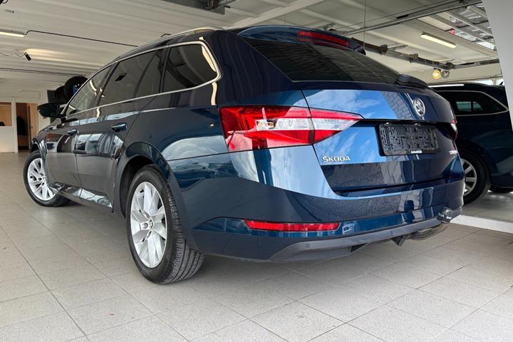 Blå Skoda Superb fra 2017