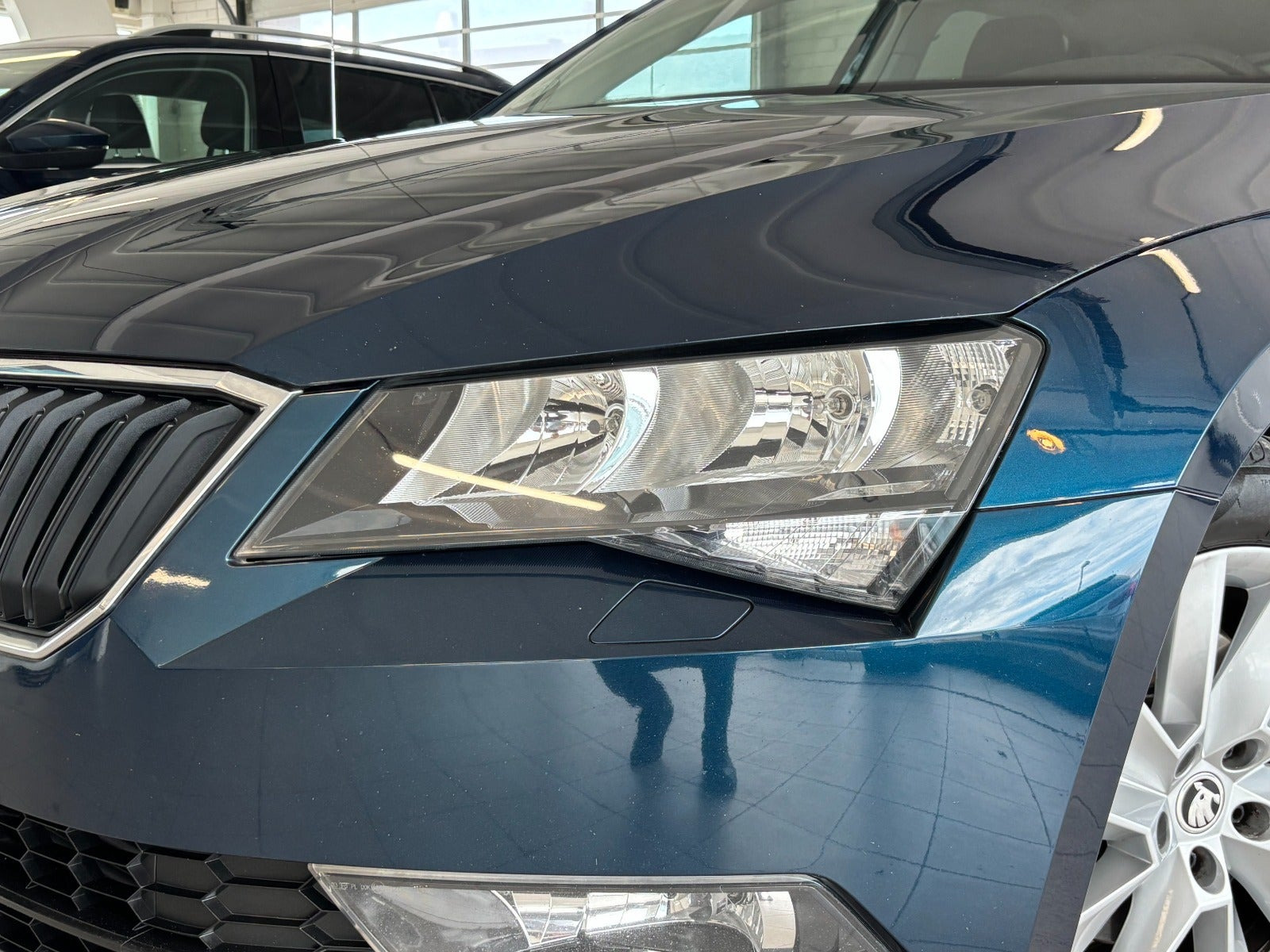 Blå Skoda Superb fra 2017