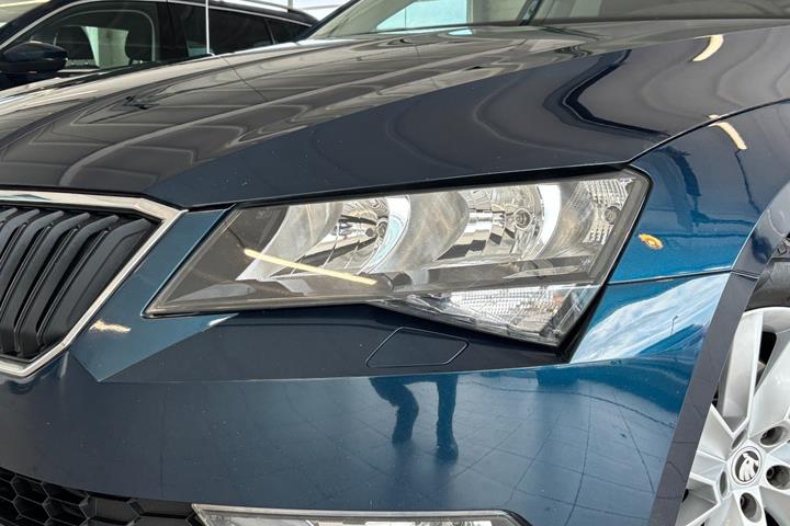 Blå Skoda Superb fra 2017