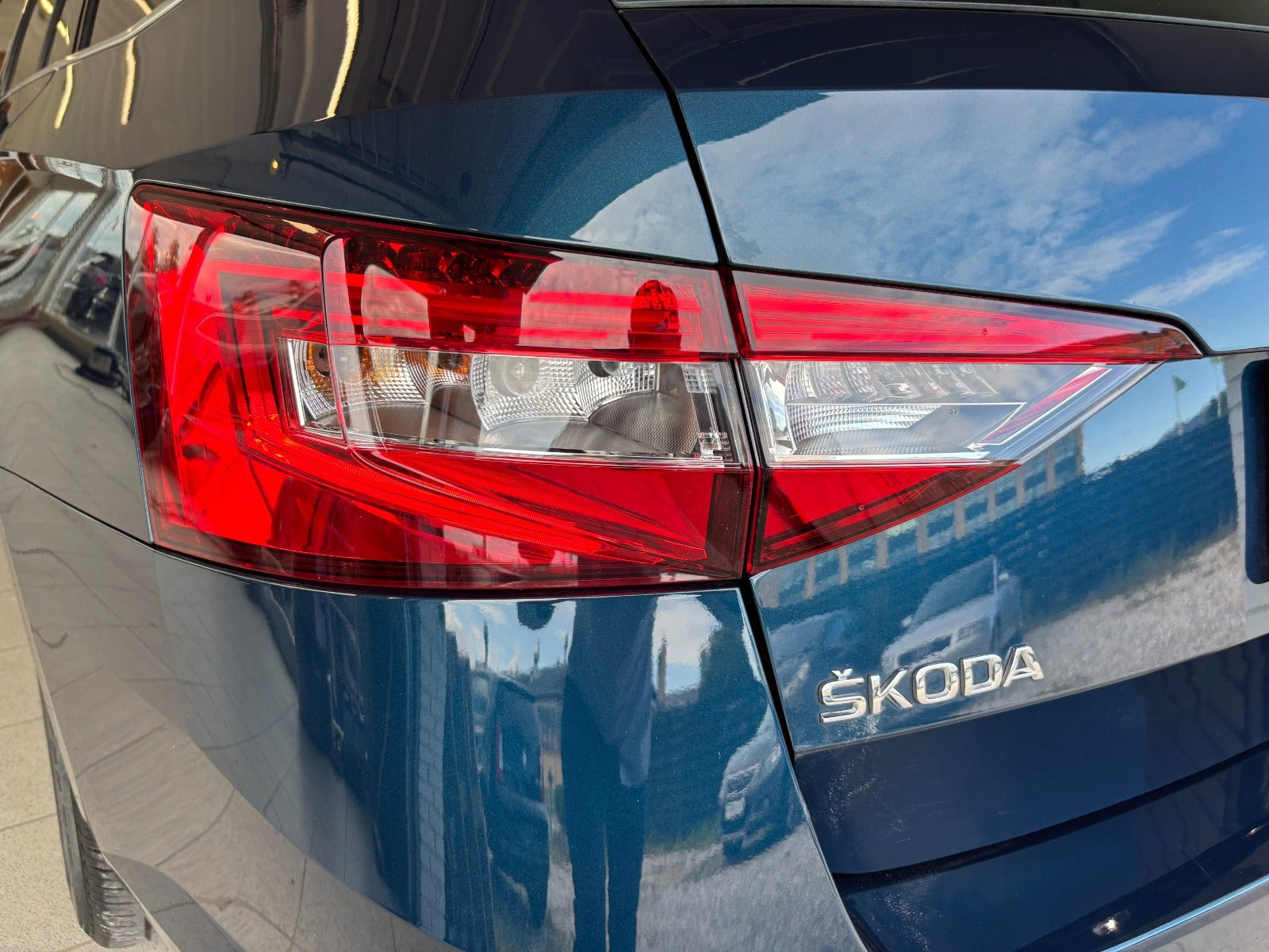 Blå Skoda Superb fra 2017