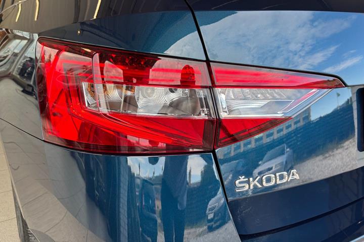 Blå Skoda Superb fra 2017
