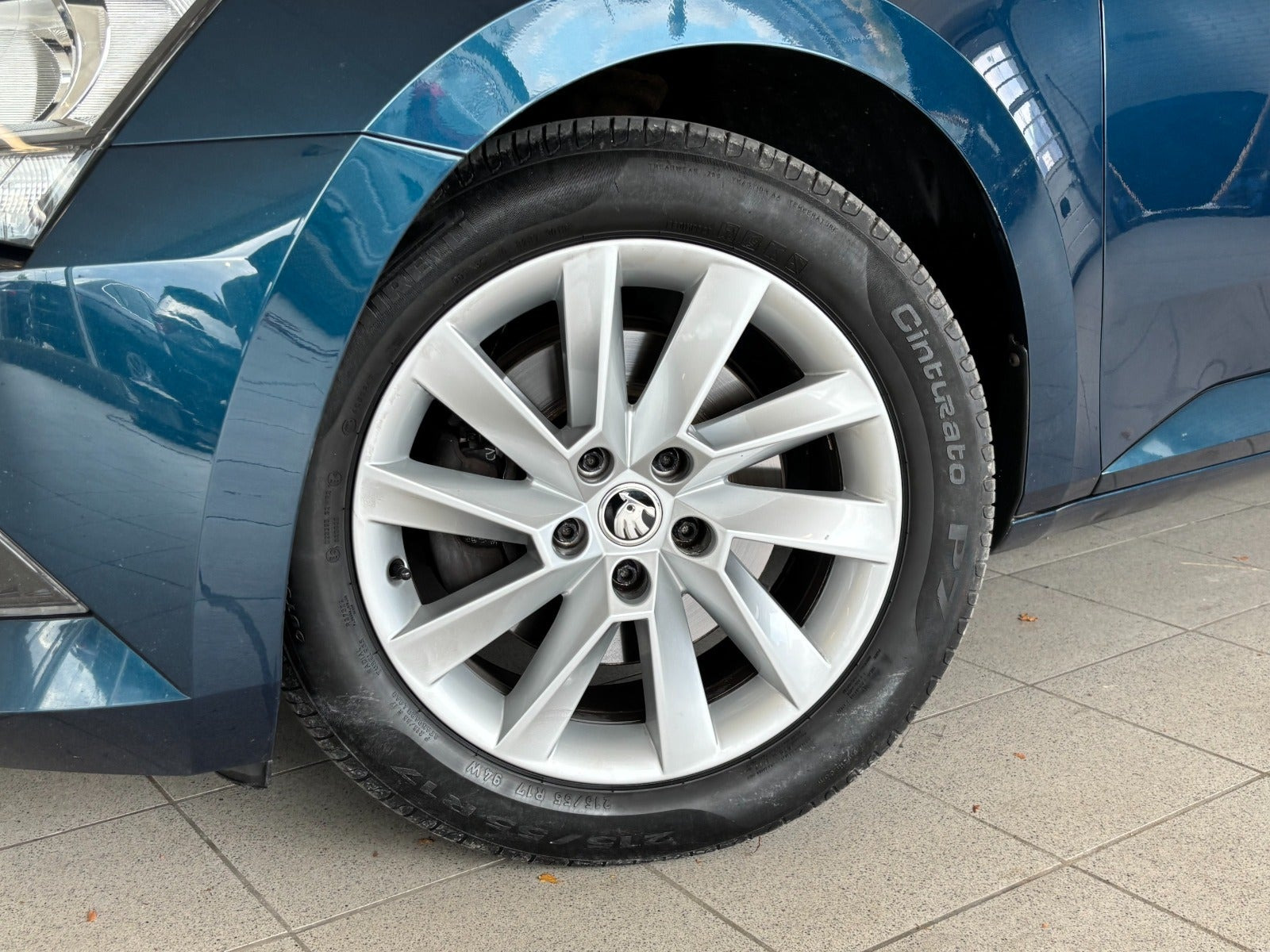 Blå Skoda Superb fra 2017