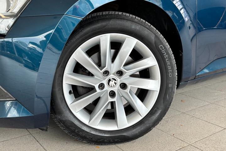 Blå Skoda Superb fra 2017