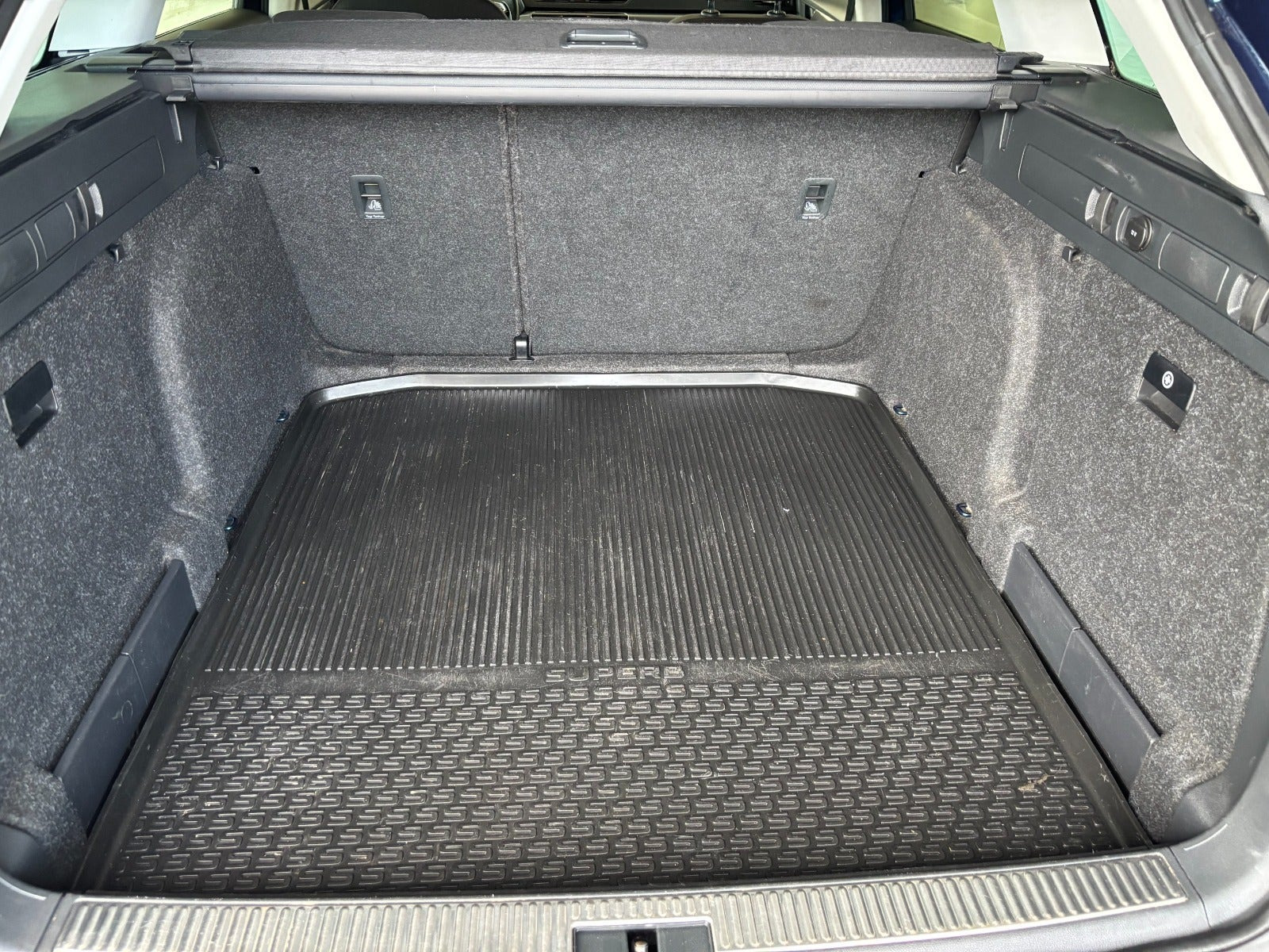 Blå Skoda Superb fra 2017
