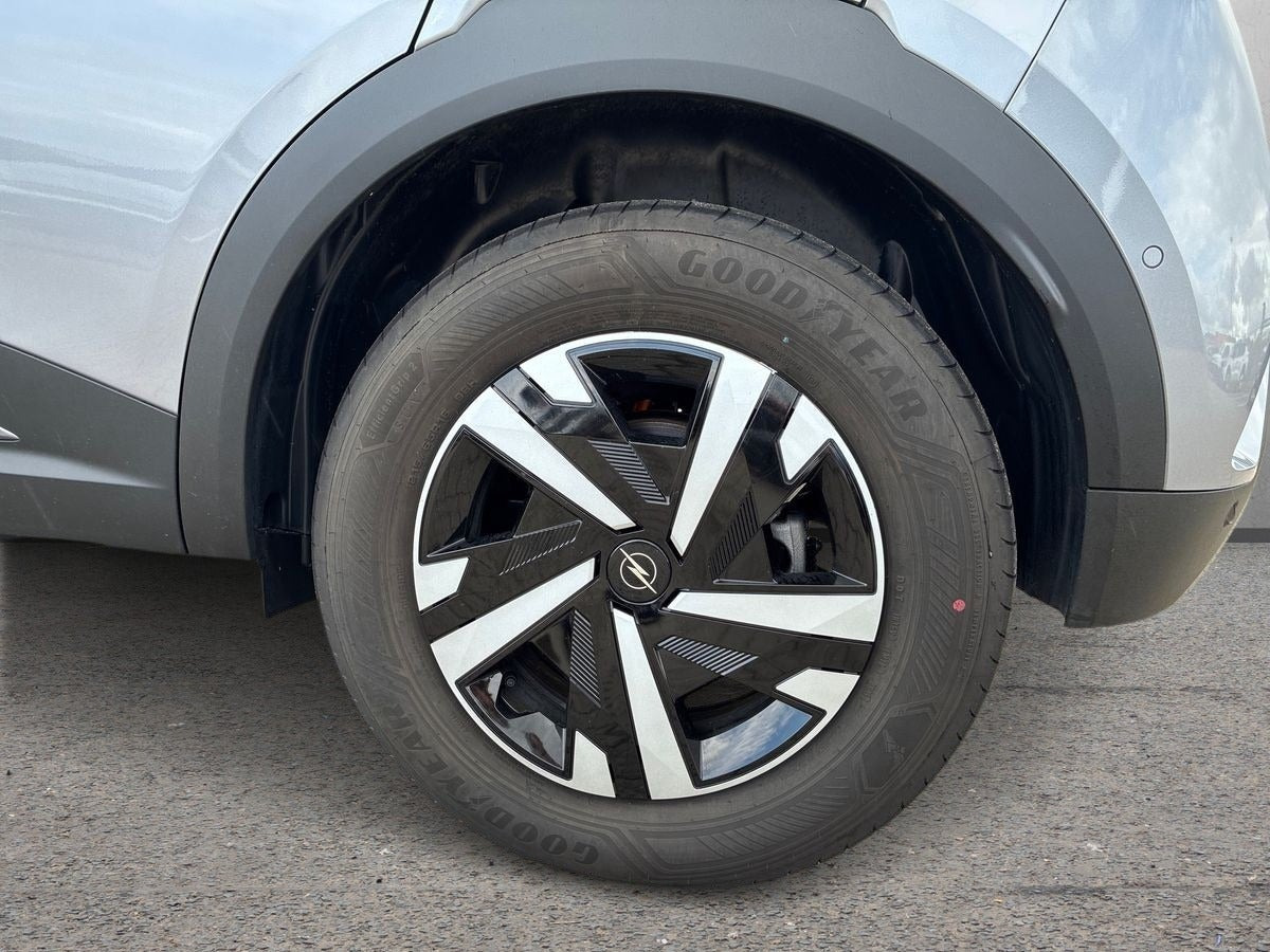 Sølv Opel Mokka-e fra 2025