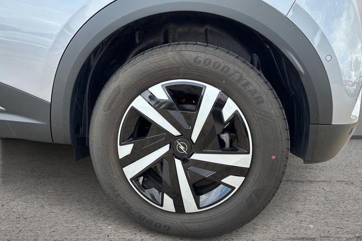 Sølv Opel Mokka-e fra 2025