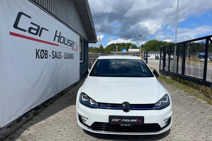 Hvid VW Golf VII fra 2016