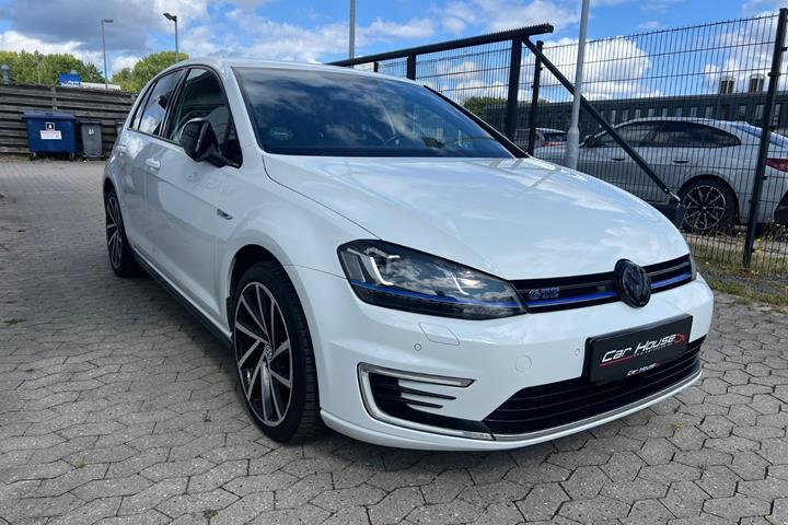 Hvid VW Golf VII fra 2016