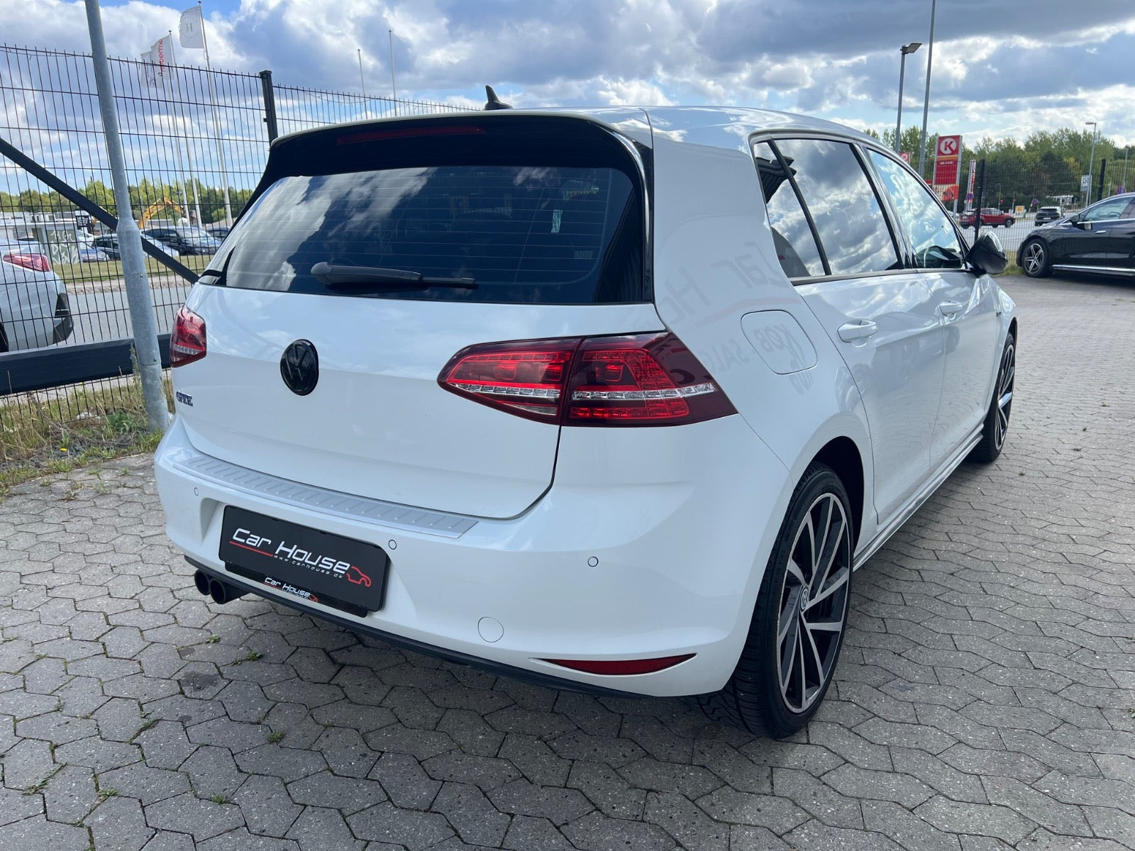 Hvid VW Golf VII fra 2016