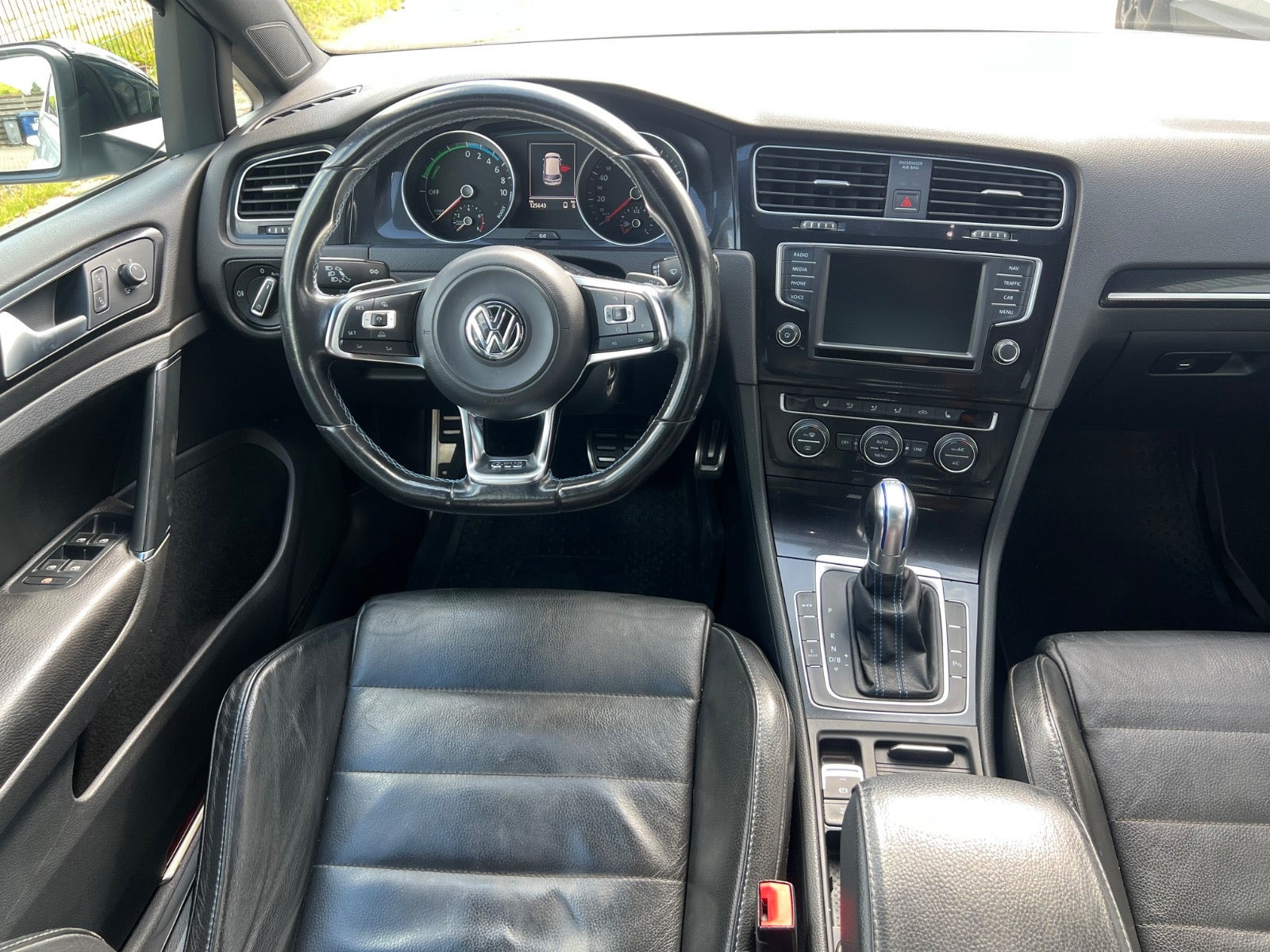 Hvid VW Golf VII fra 2016