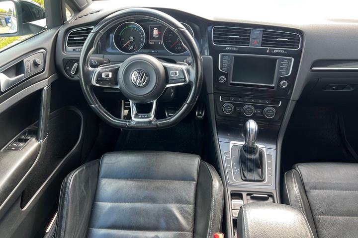 Hvid VW Golf VII fra 2016