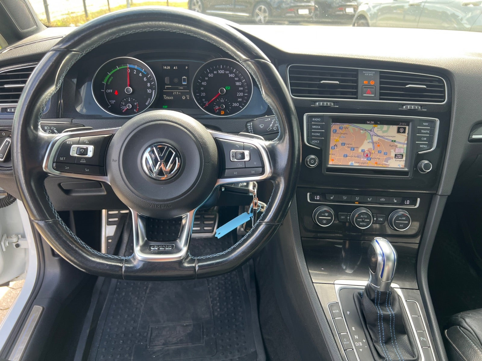 Hvid VW Golf VII fra 2016