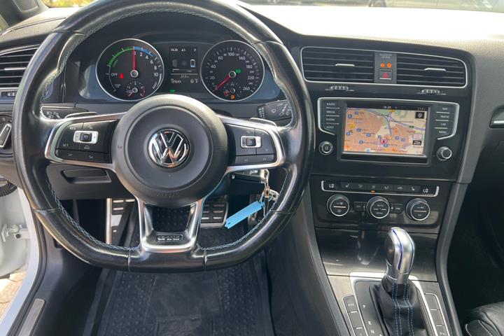 Hvid VW Golf VII fra 2016