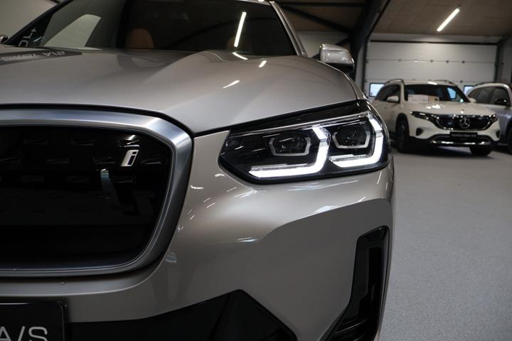 Orange BMW iX3 fra 2022