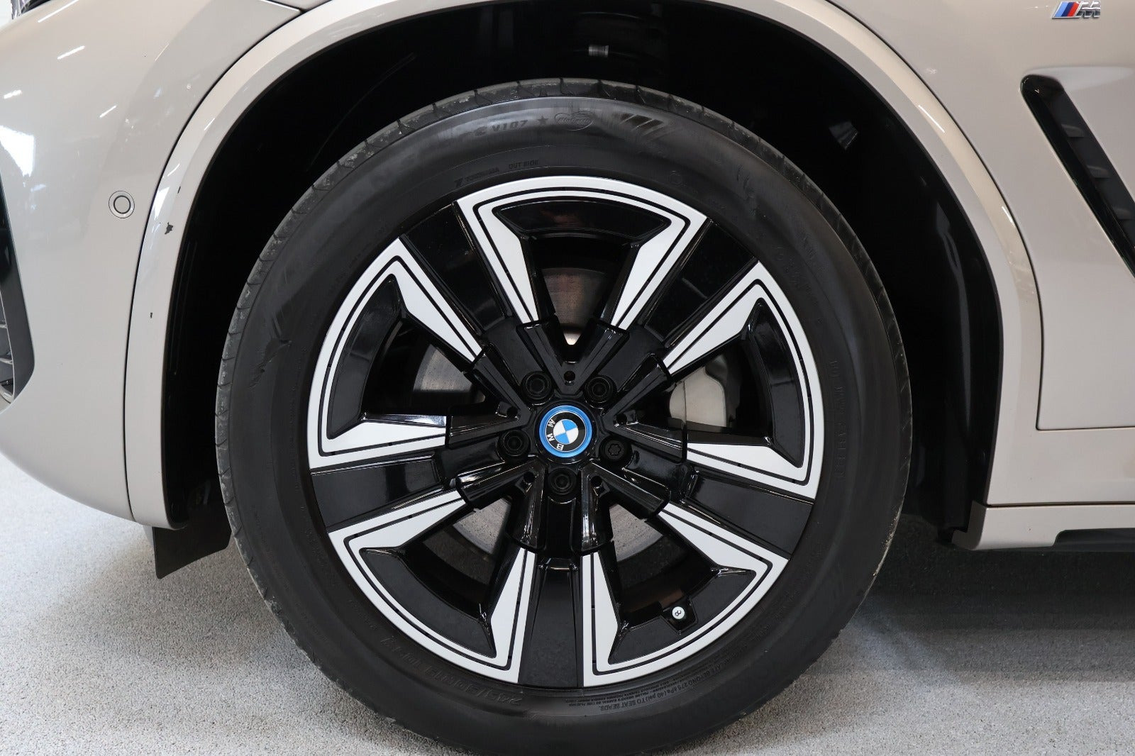 Orange BMW iX3 fra 2022