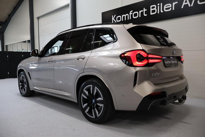 Orange BMW iX3 fra 2022