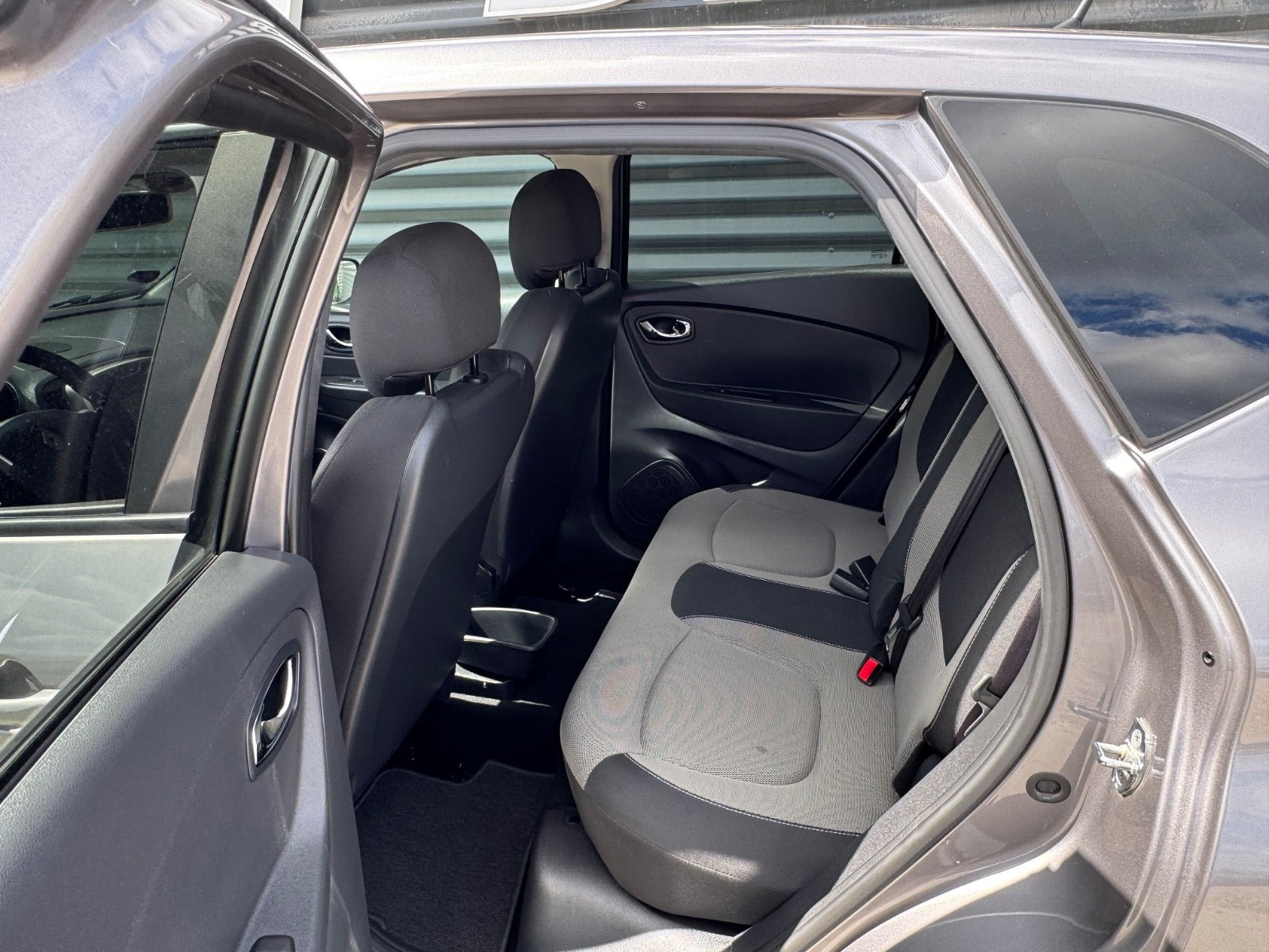 Grå Renault Captur fra 2016