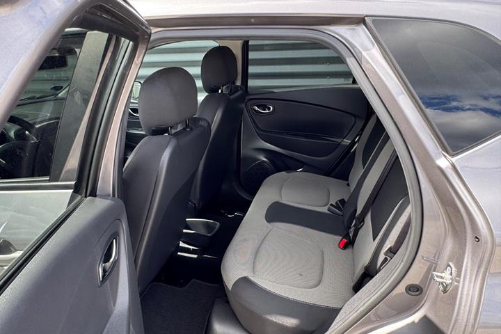 Grå Renault Captur fra 2016