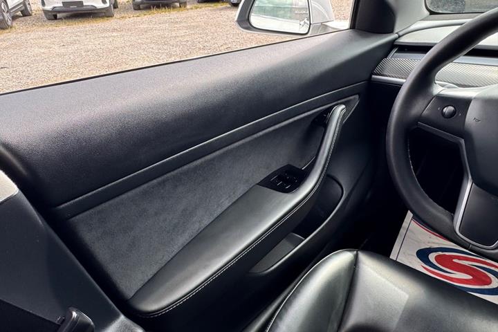 Hvid Tesla Model 3 fra 2020