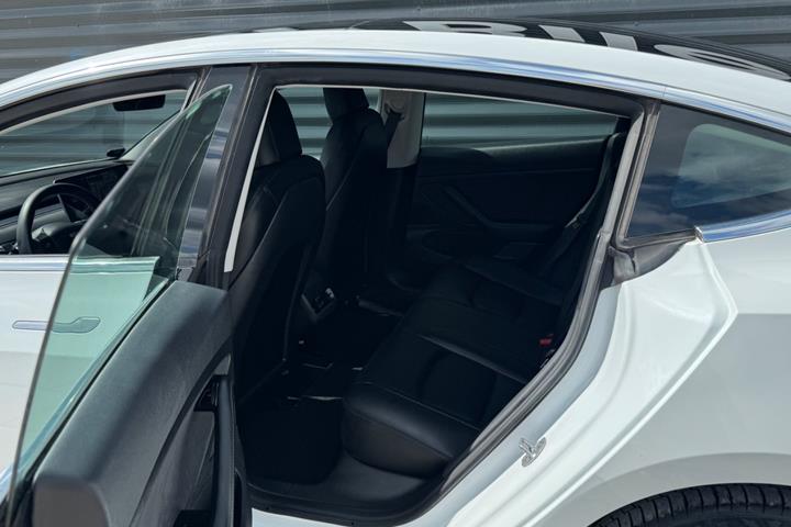 Hvid Tesla Model 3 fra 2020
