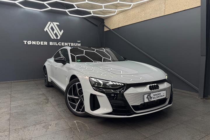 Grå Audi e-tron GT fra 2023 set udefra