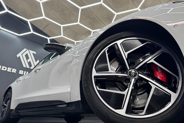 Grå Audi e-tron GT fra 2023