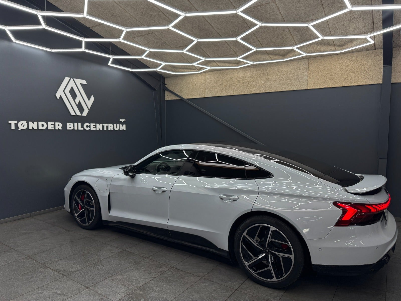 Grå Audi e-tron GT fra 2023
