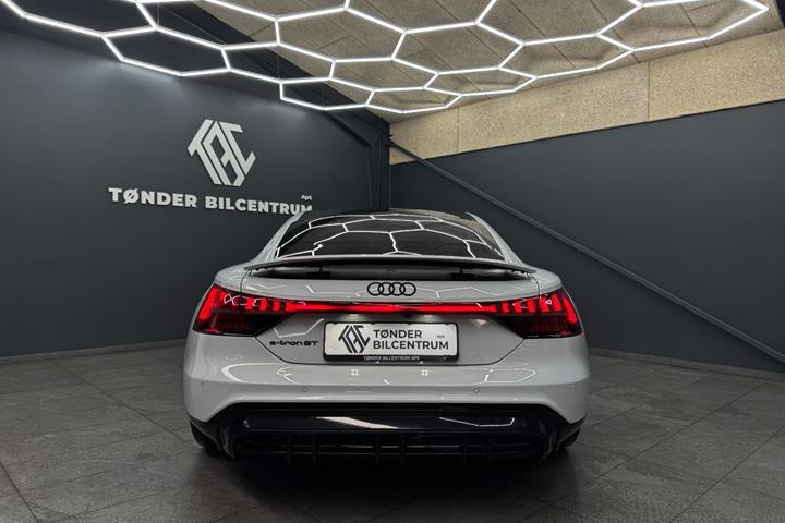 Grå Audi e-tron GT fra 2023