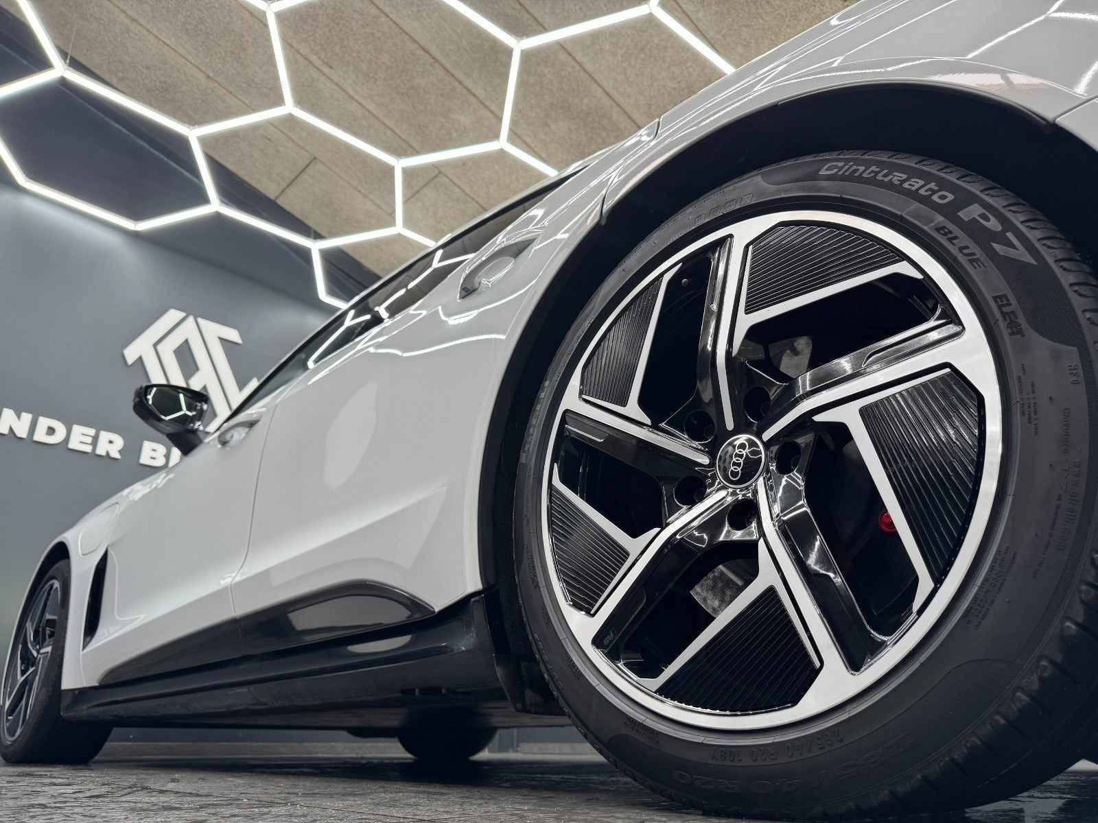 Grå Audi e-tron GT fra 2023
