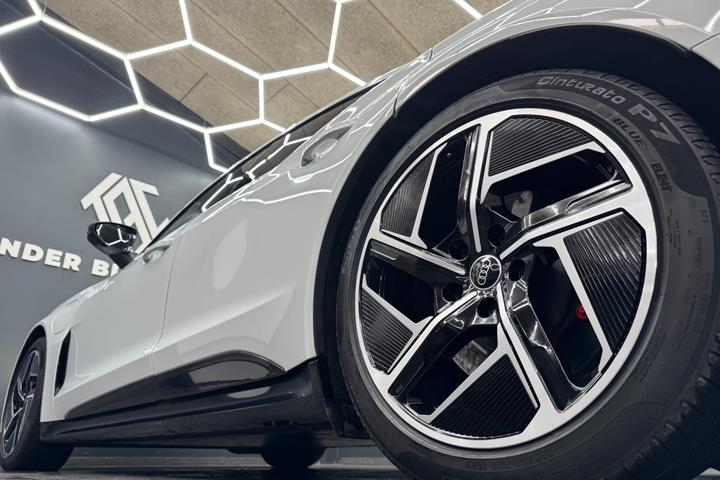 Grå Audi e-tron GT fra 2023