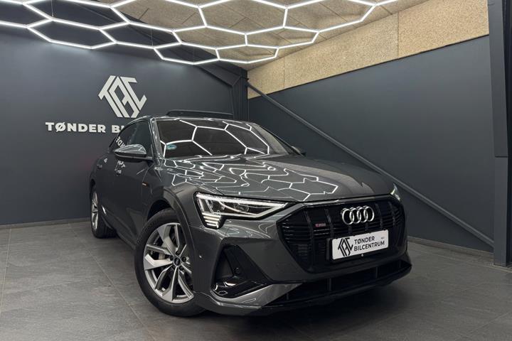 Grå Audi e-tron fra 2023