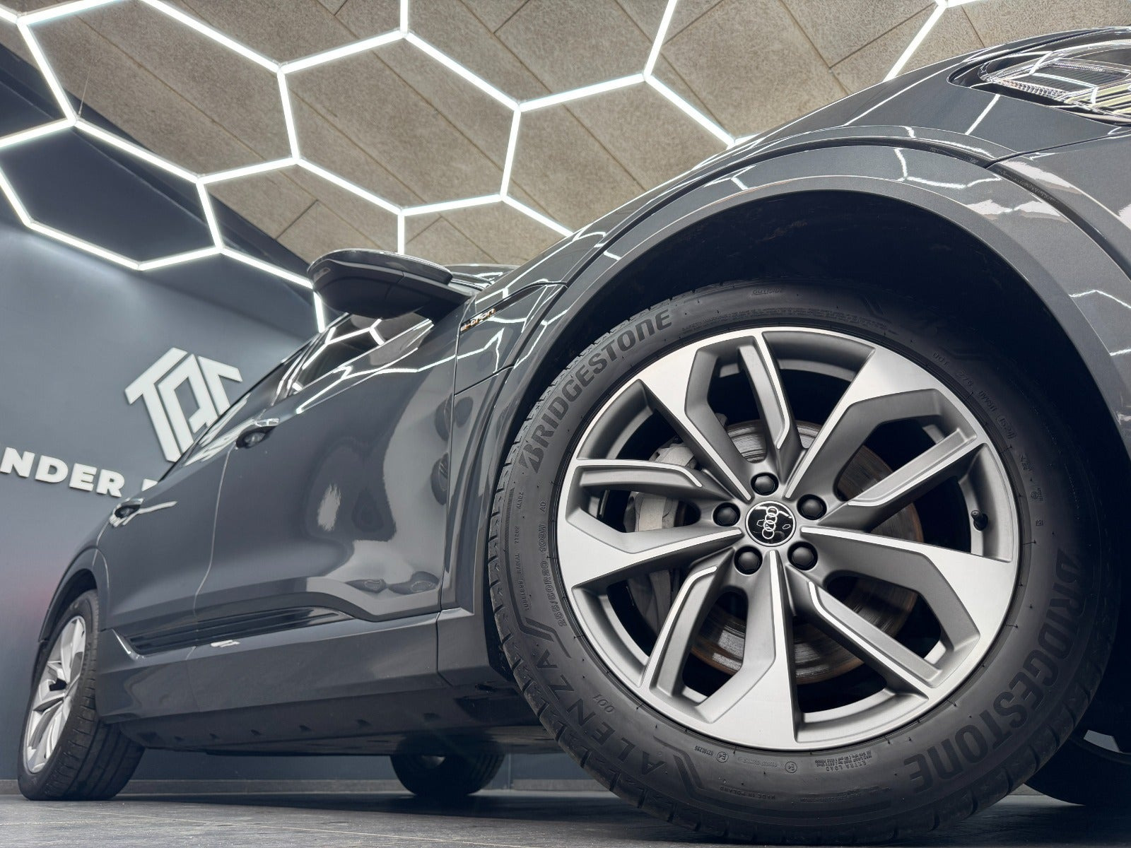 Grå Audi e-tron fra 2023