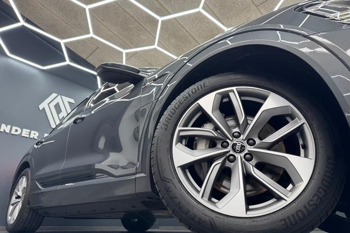 Grå Audi e-tron fra 2023