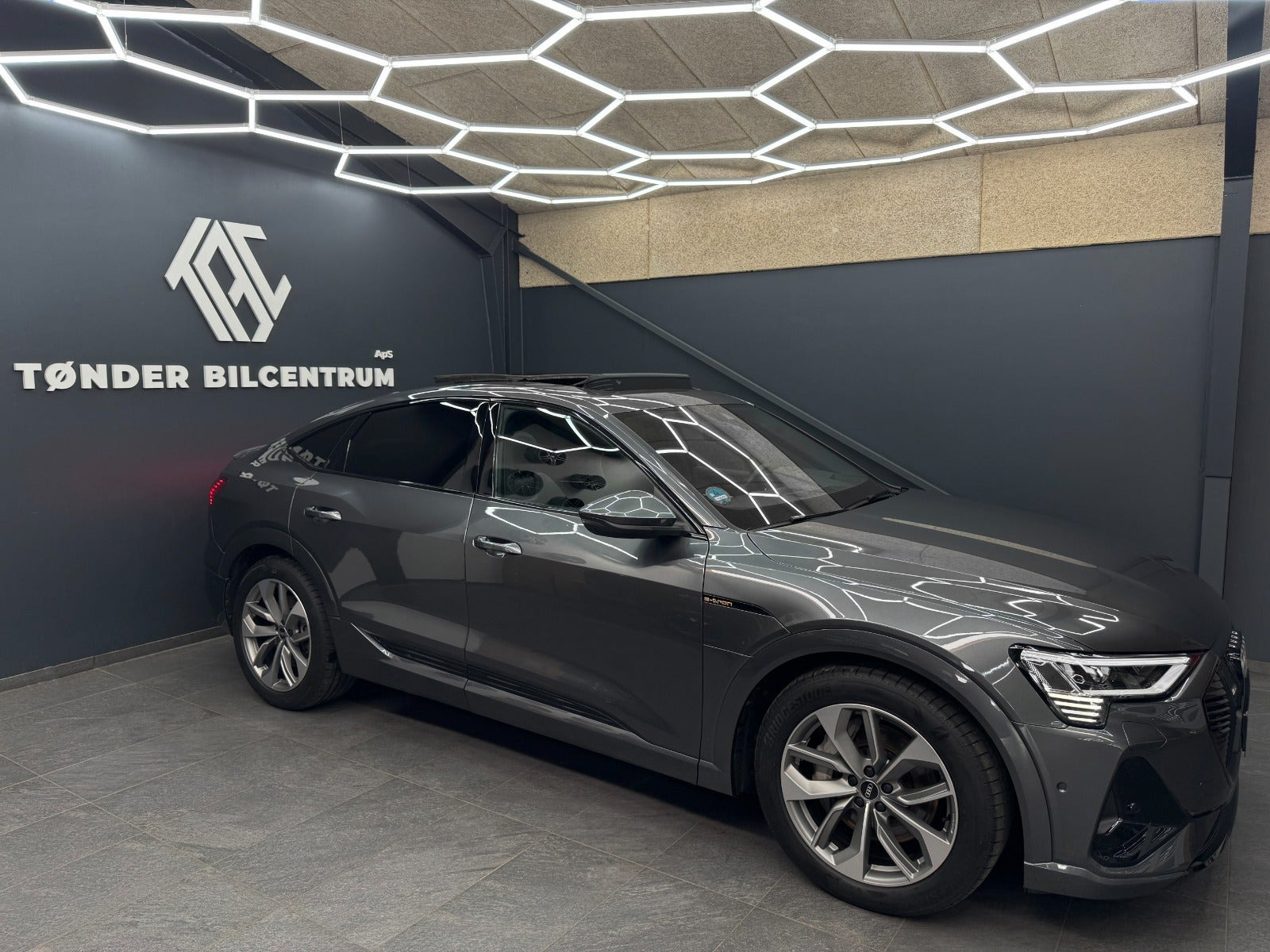 Grå Audi e-tron fra 2023