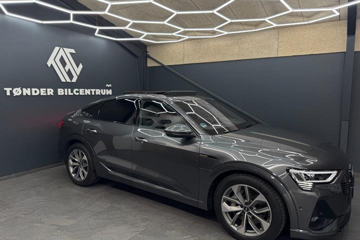Grå Audi e-tron fra 2023
