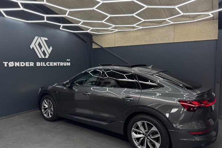 Grå Audi e-tron fra 2023